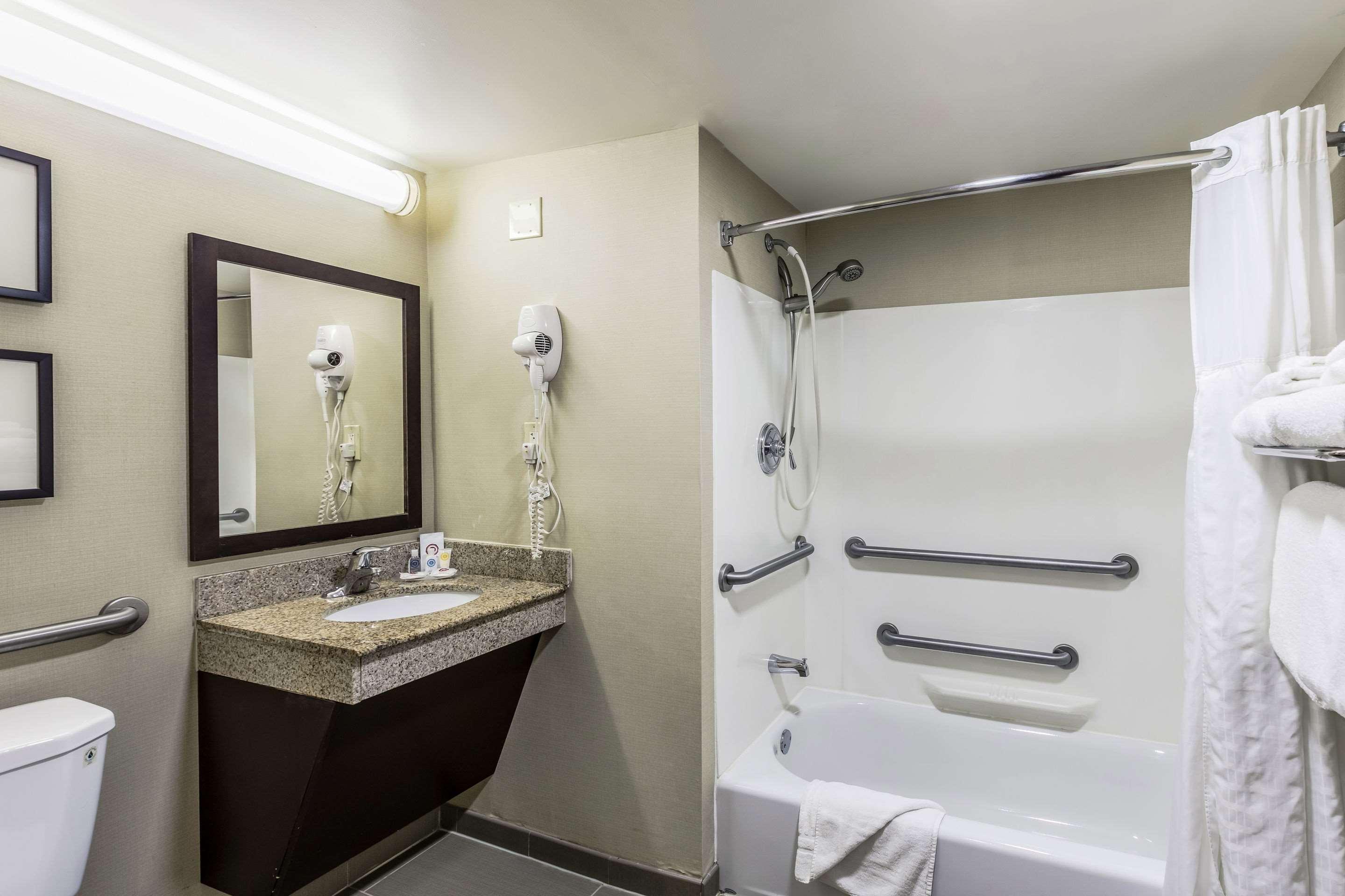 Comfort Inn Medford-Long Island Exteriör bild