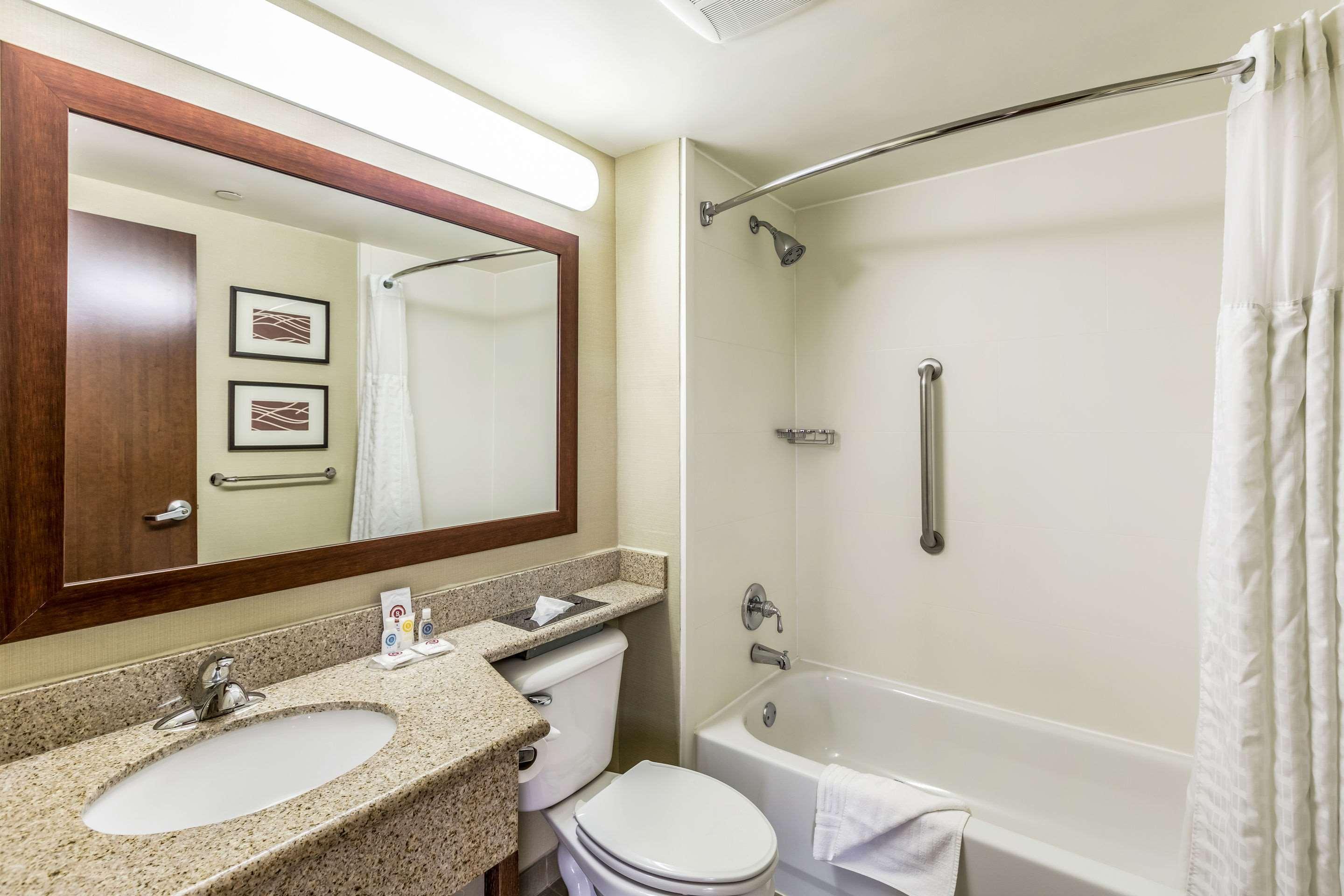 Comfort Inn Medford-Long Island Exteriör bild