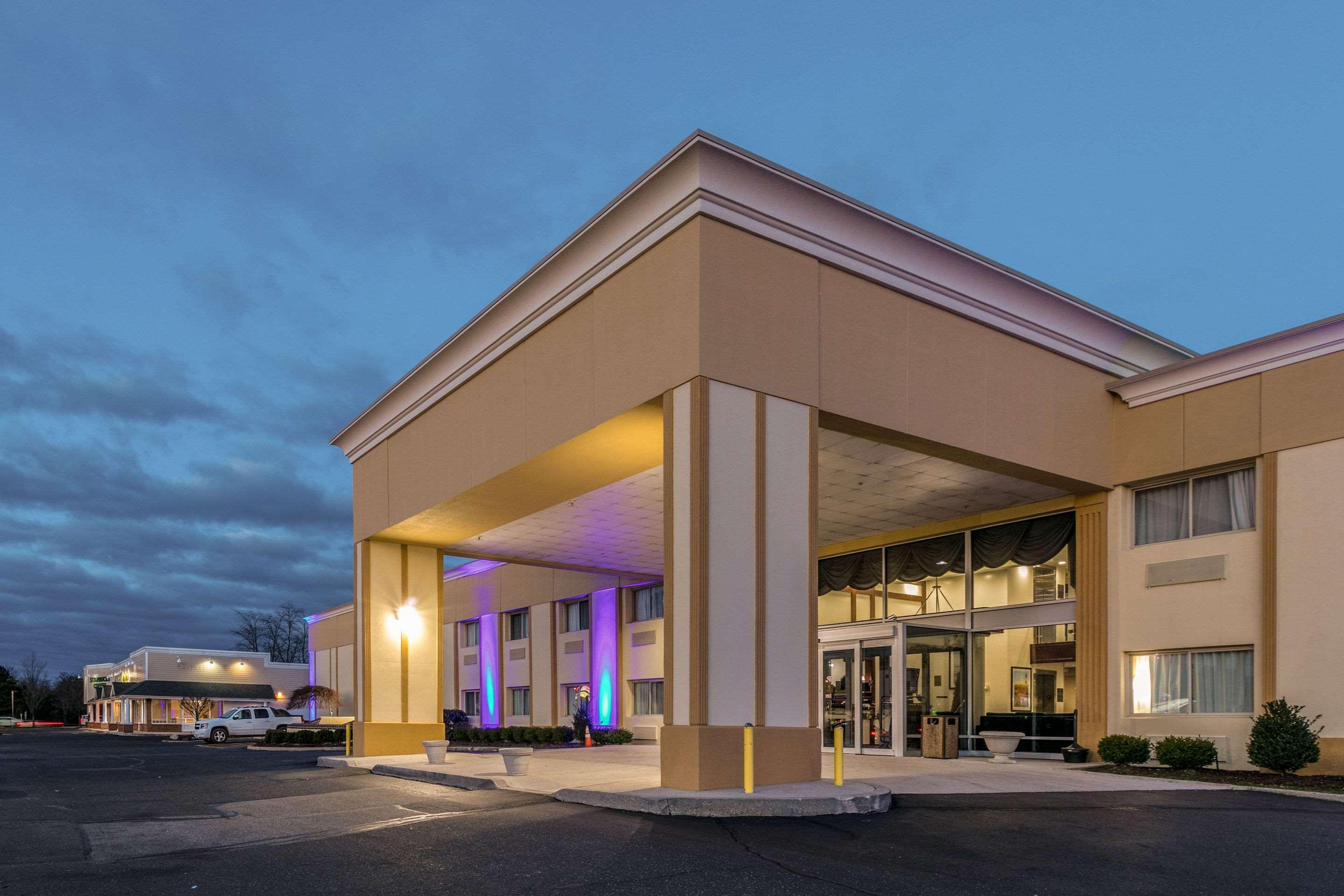 Comfort Inn Medford-Long Island Exteriör bild