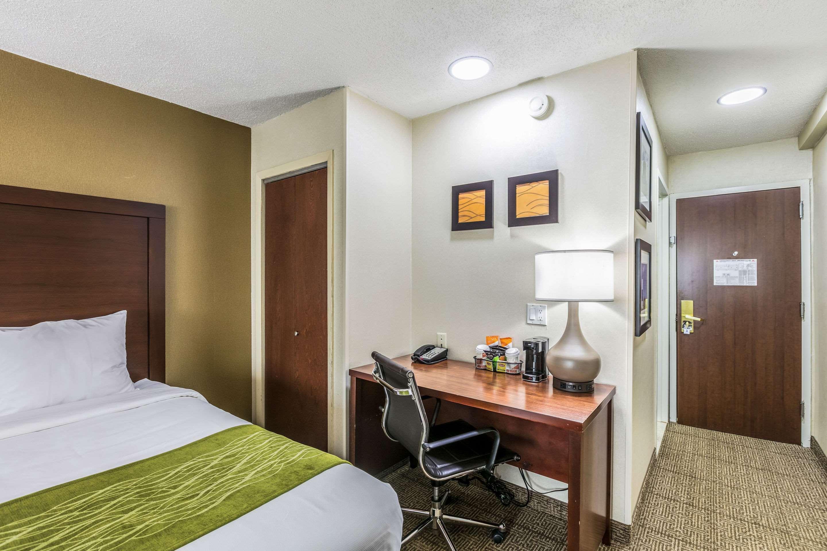 Comfort Inn Medford-Long Island Exteriör bild